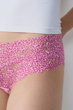 Braguita brasileña en V de encaje estampado;${refinementColor}