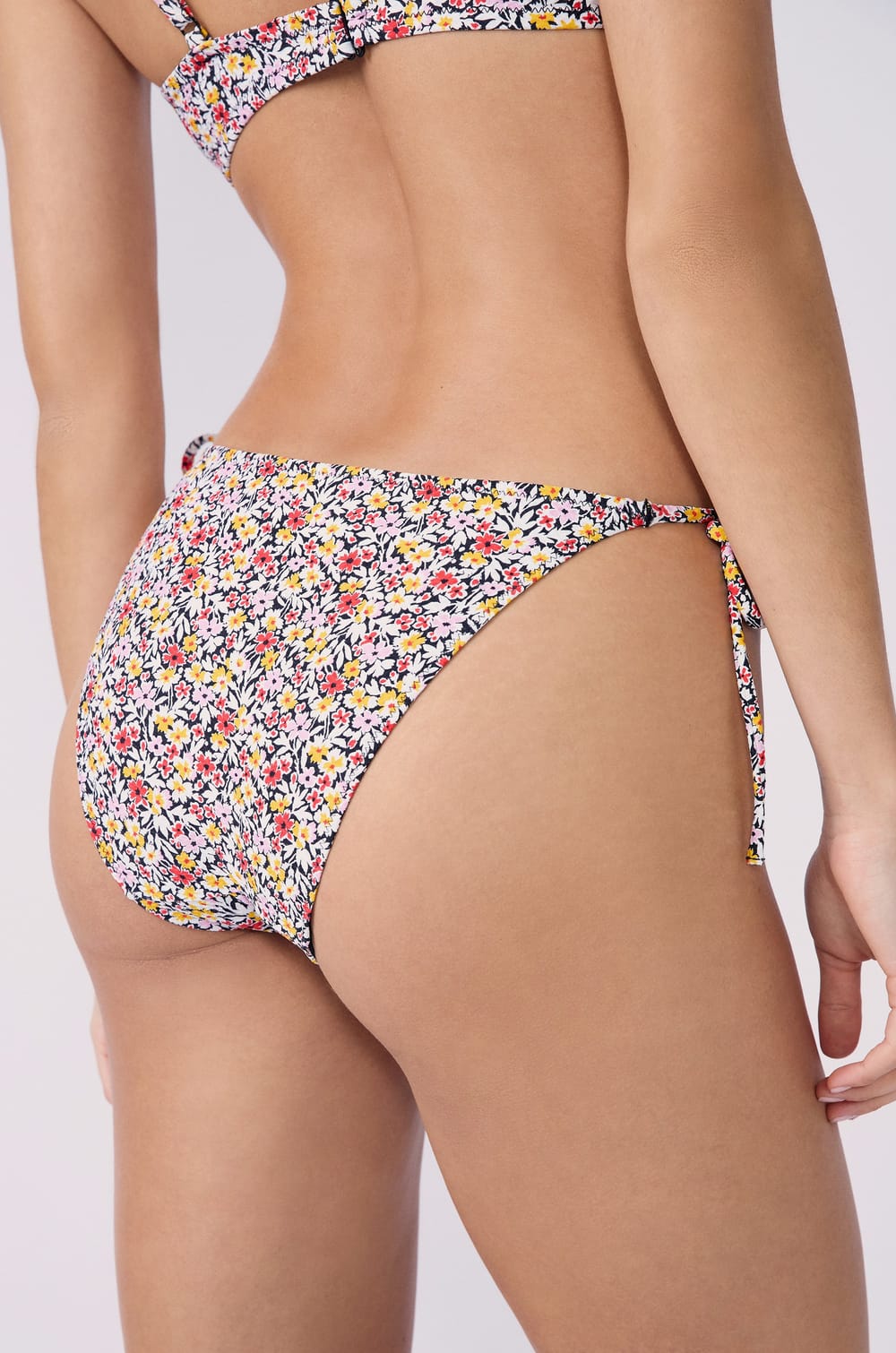 Bas de maillot culotte bikini ficelle à nouer fleuri;${refinementColor}