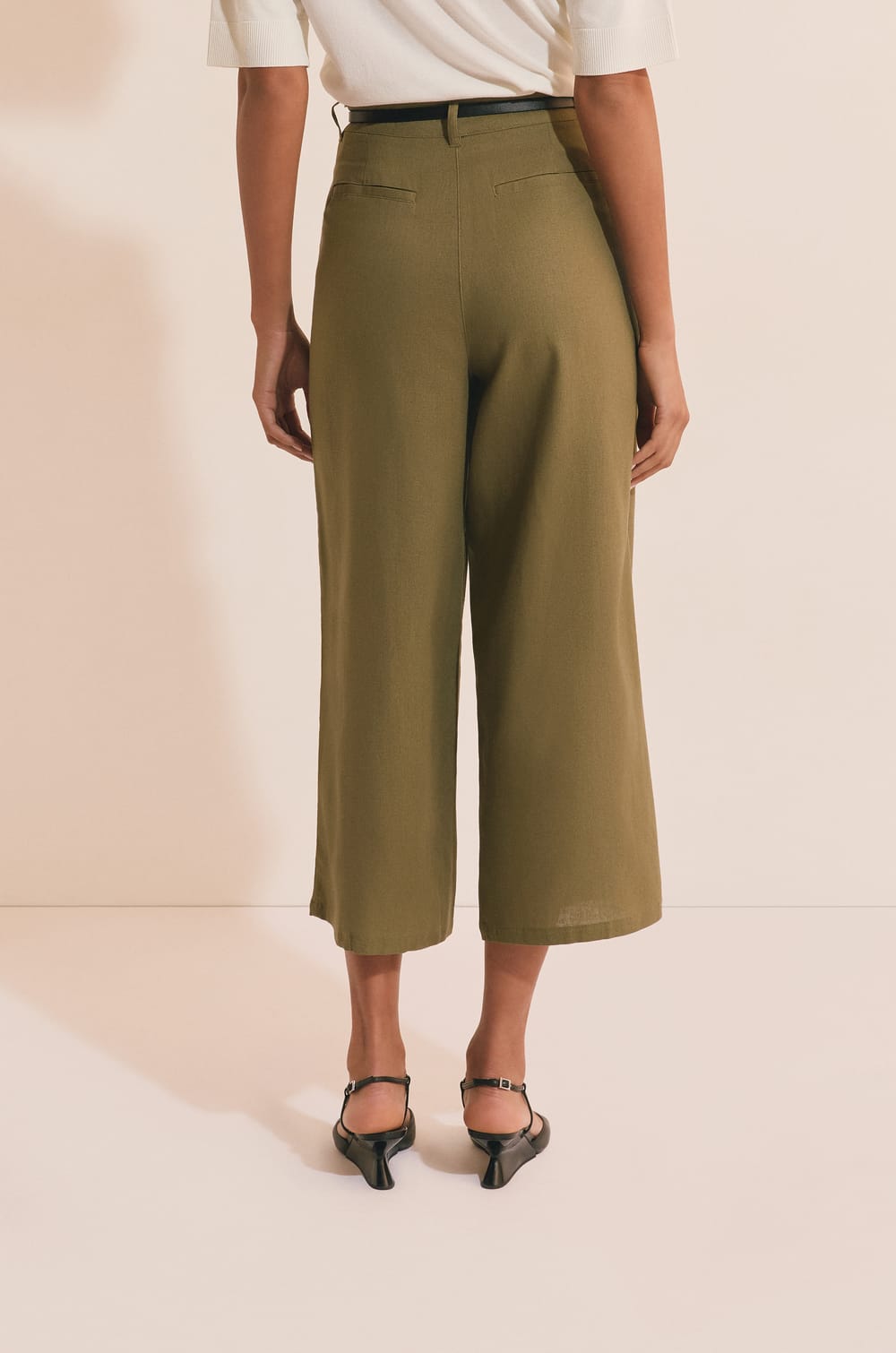 Capri-Hose mit Leinen;${refinementColor}