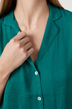 Chemise manches courtes satin&eacute;e;${refinementColor}