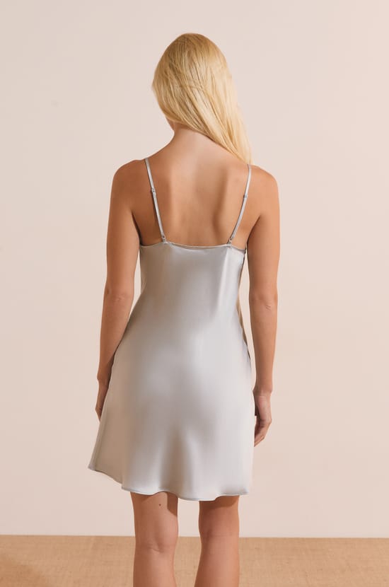 Nuisette courte en soie d&eacute;tails dentelle;${refinementColor}