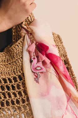 Porte-cl&eacute;s perl&eacute;s flamant rose;${refinementColor}