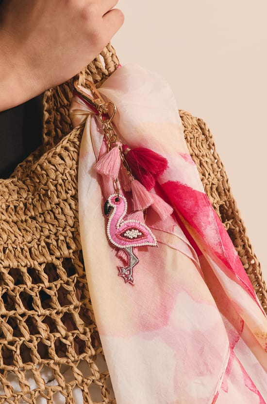 Porte-cl&eacute;s perl&eacute;s flamant rose;${refinementColor}