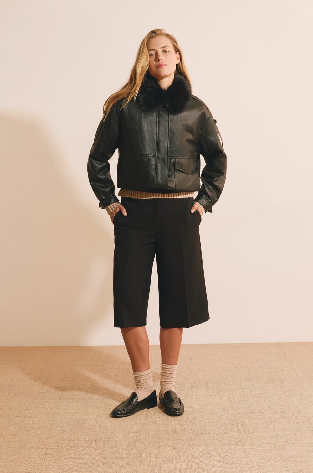 Veste courte en similicuir avec col fausse fourrure;${refinementColor}