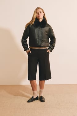 Veste courte en similicuir avec col fausse fourrure;${refinementColor}