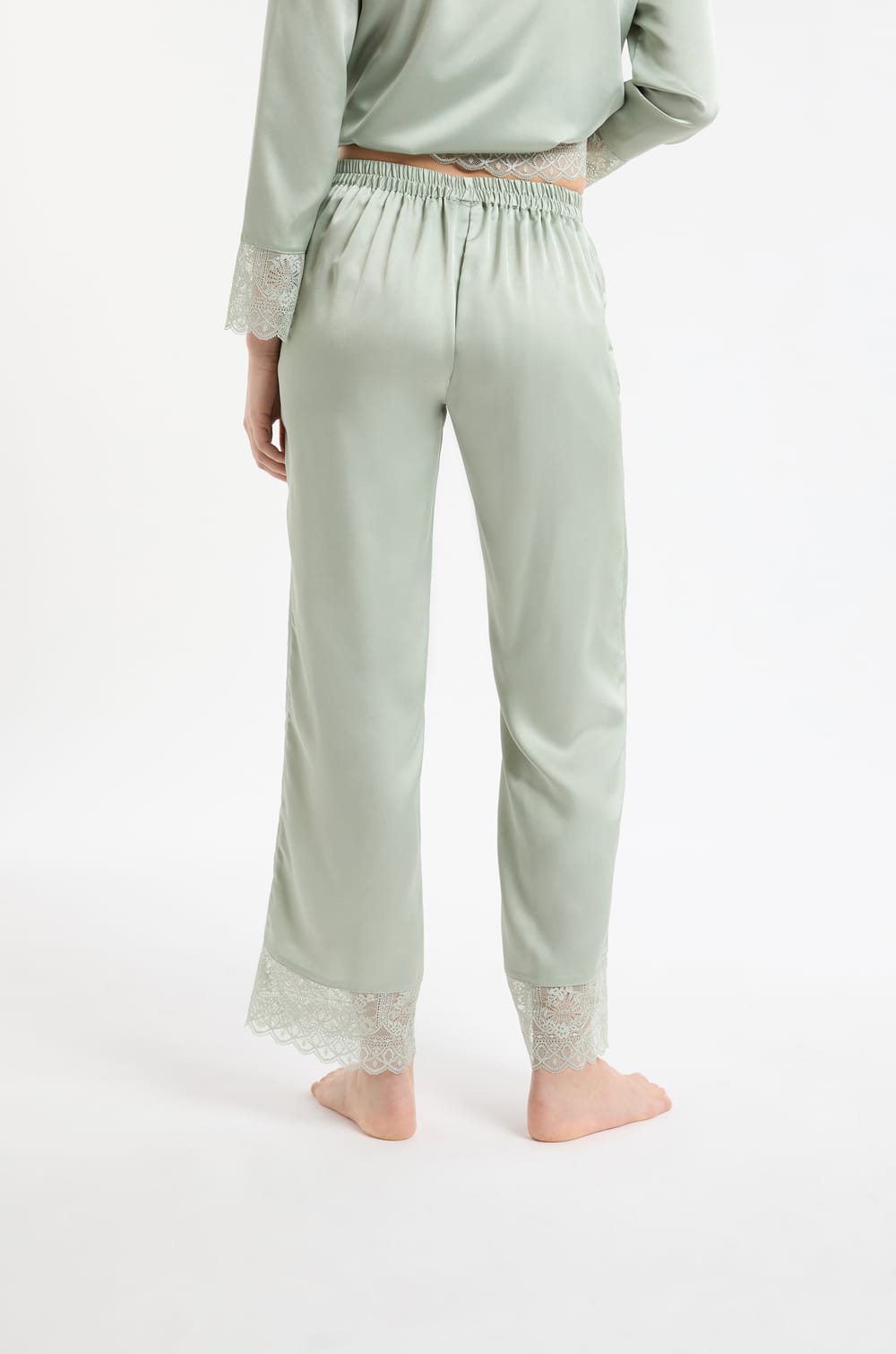 Pantalon de pyjama satin&eacute; avec d&eacute;tails dentelle;${refinementColor}