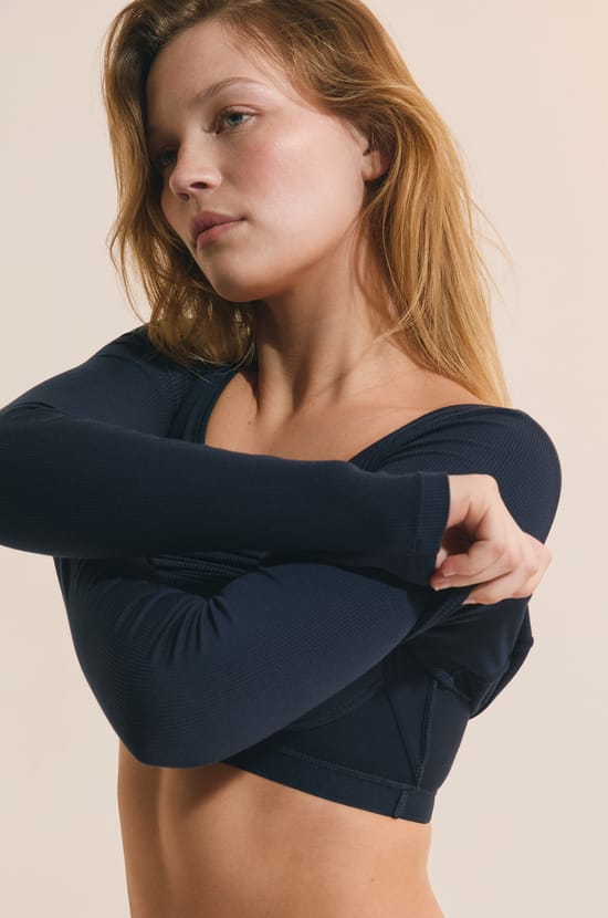 Long-sleeved round neck t-shirt with integrated bra;${refinementColor}