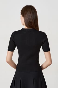 Playera de manga corta de canalé con cuello abotonado;${refinementColor}