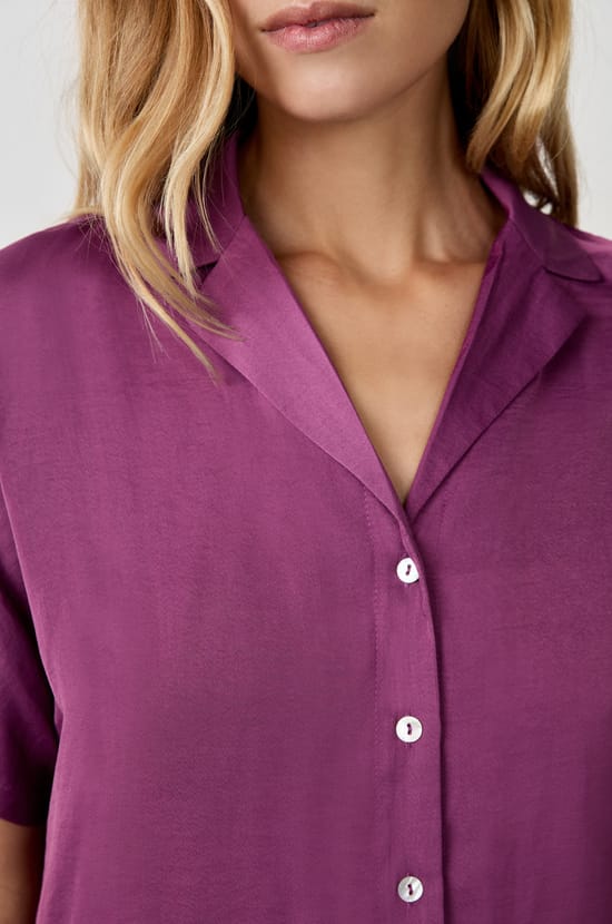 Chemise manches courtes satinée;${refinementColor}