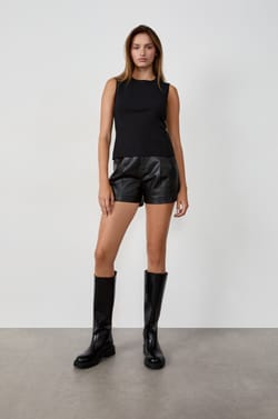 Short court en simili cuir;${refinementColor}