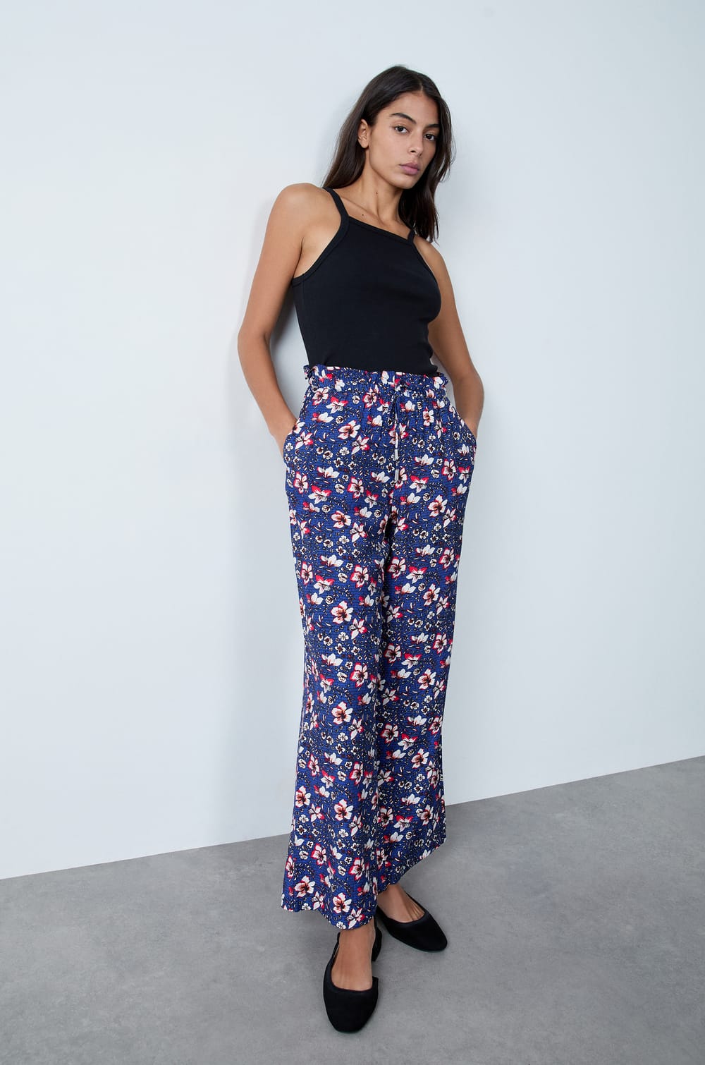 Wide-leg trousers with floral pattern;${refinementColor}