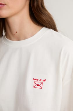 T-shirt met korte mouwen met opschrift "love is all" van katoen;${refinementColor}