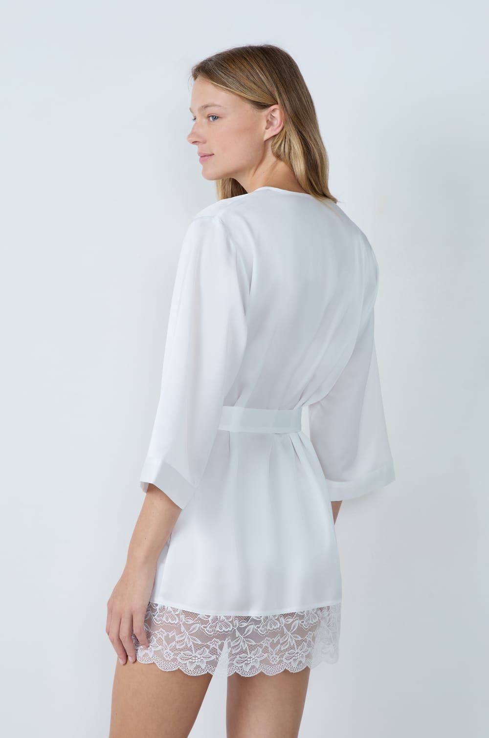Kimono aus Satin mit Spitzendetails;${refinementColor}