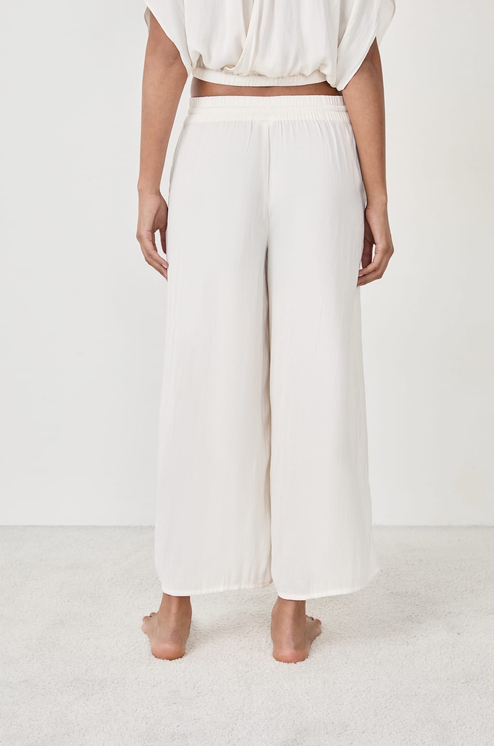 Pantal&oacute;n satinado de corte ancho;${refinementColor}