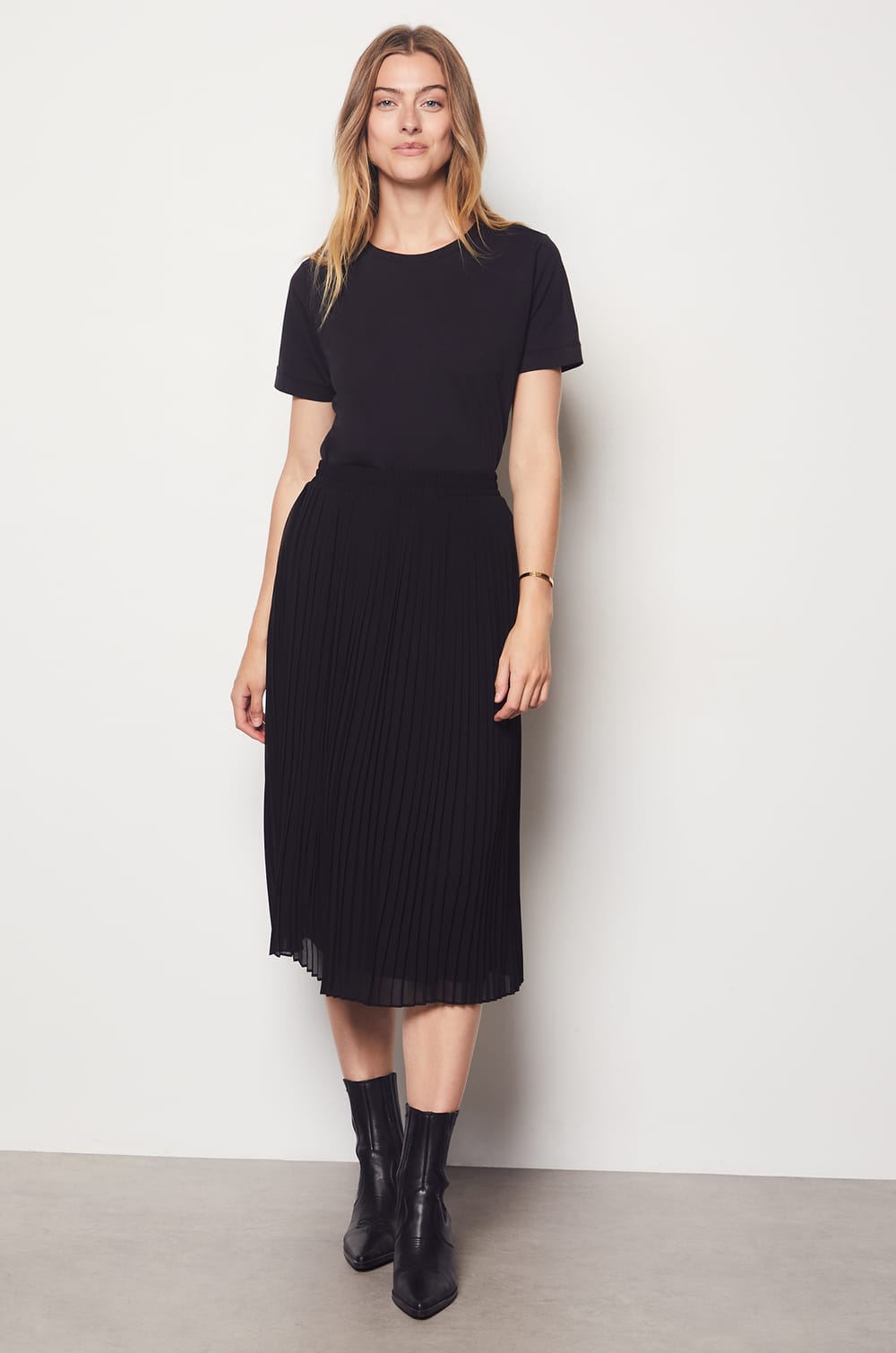 100% Cotton Short-Sleeved T-Shirt;${refinementColor}