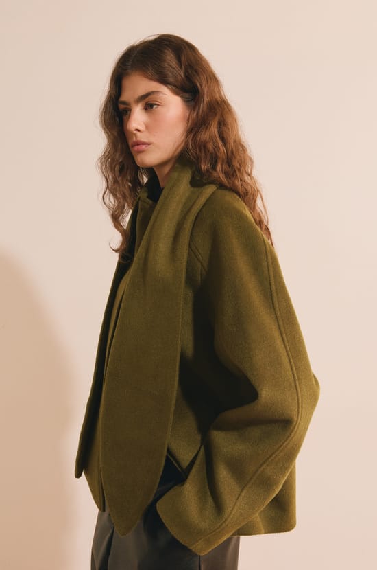 Manteau court avec &eacute;charpe int&eacute;gr&eacute;e et laine;${refinementColor}