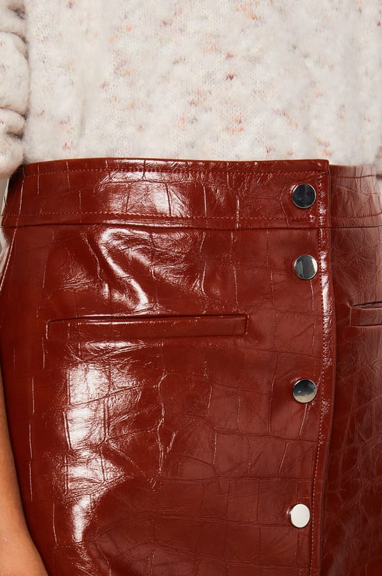 Jupe courte en simili cuir;${refinementColor}