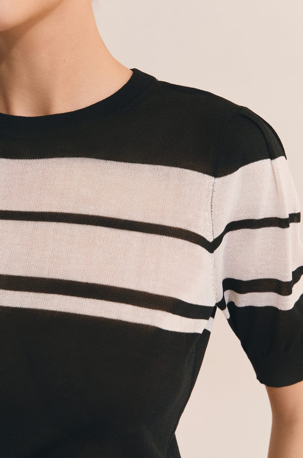 Pull en maille &agrave; manches 3/4 et taille cintr&eacute;e;${refinementColor}