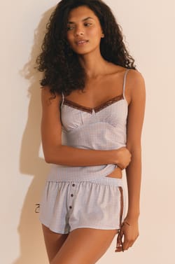 Short satin&eacute; &agrave; carreaux avec d&eacute;tails en dentelle;${refinementColor}