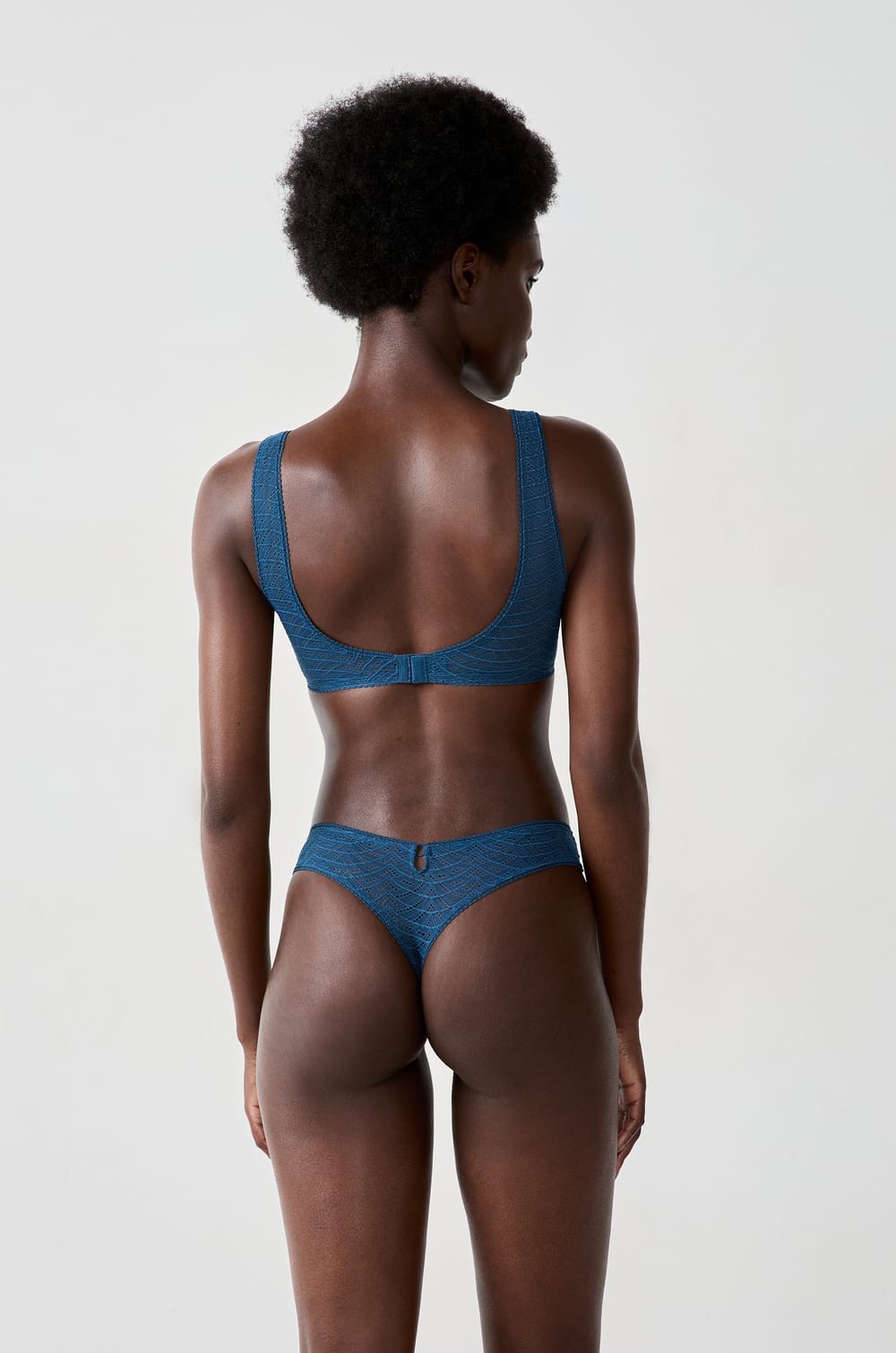 Tanga en dentelle;${refinementColor}