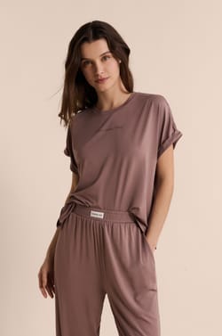 T-shirt de pyjama manches courtes r&eacute;alis&eacute; avec une fibre enrichie en Aloe Vera;${refinementColor}