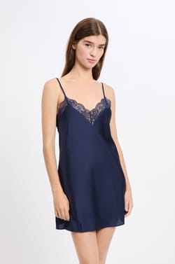 Nuisette satinée avec détails dentelle;${refinementColor}