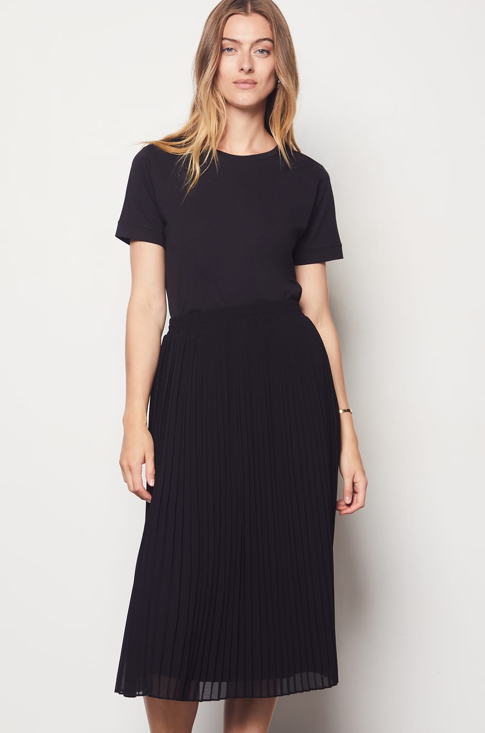 Long pleated skirt;${refinementColor}