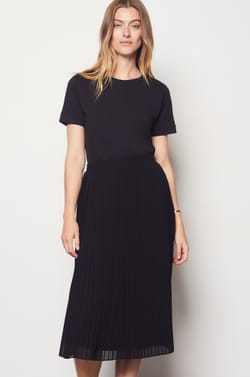 Long pleated skirt;${refinementColor}