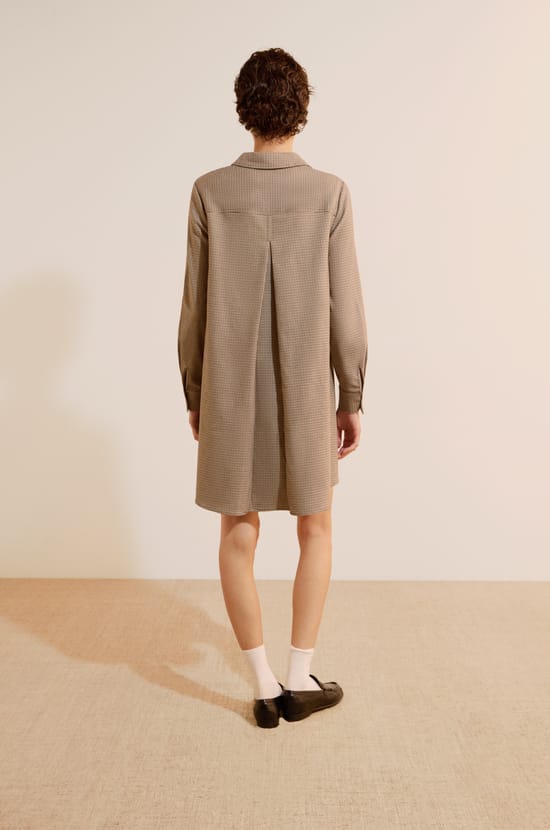 Robe courte &agrave; manches longues avec col polo;${refinementColor}