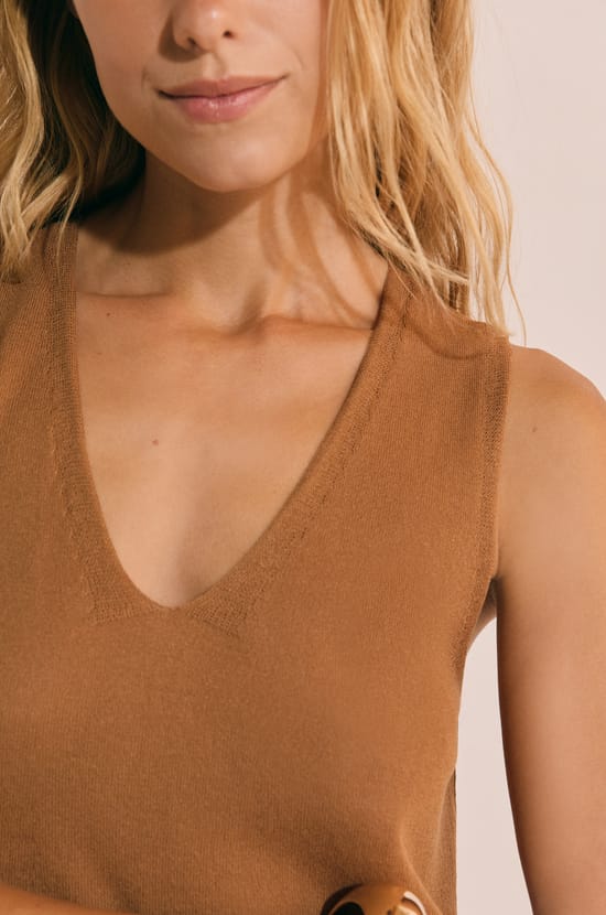 T-shirt sans manches col V;${refinementColor}