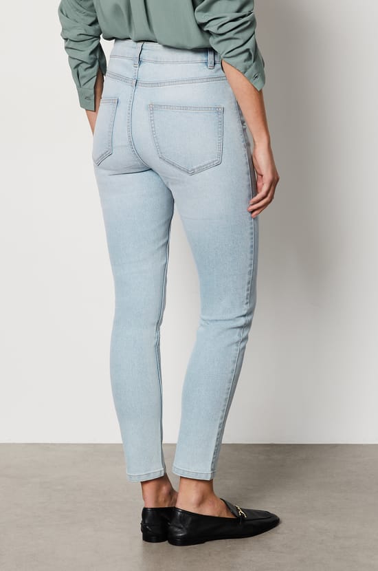 Jean coupe skinny;${refinementColor}