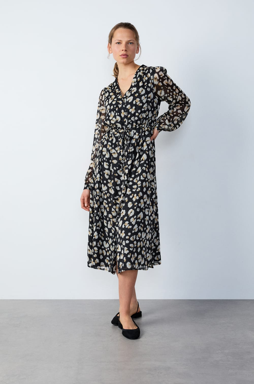 Long flowing printed dress with metallic effect;${refinementColor}