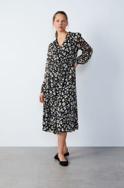 Long flowing printed dress with metallic effect;${refinementColor}