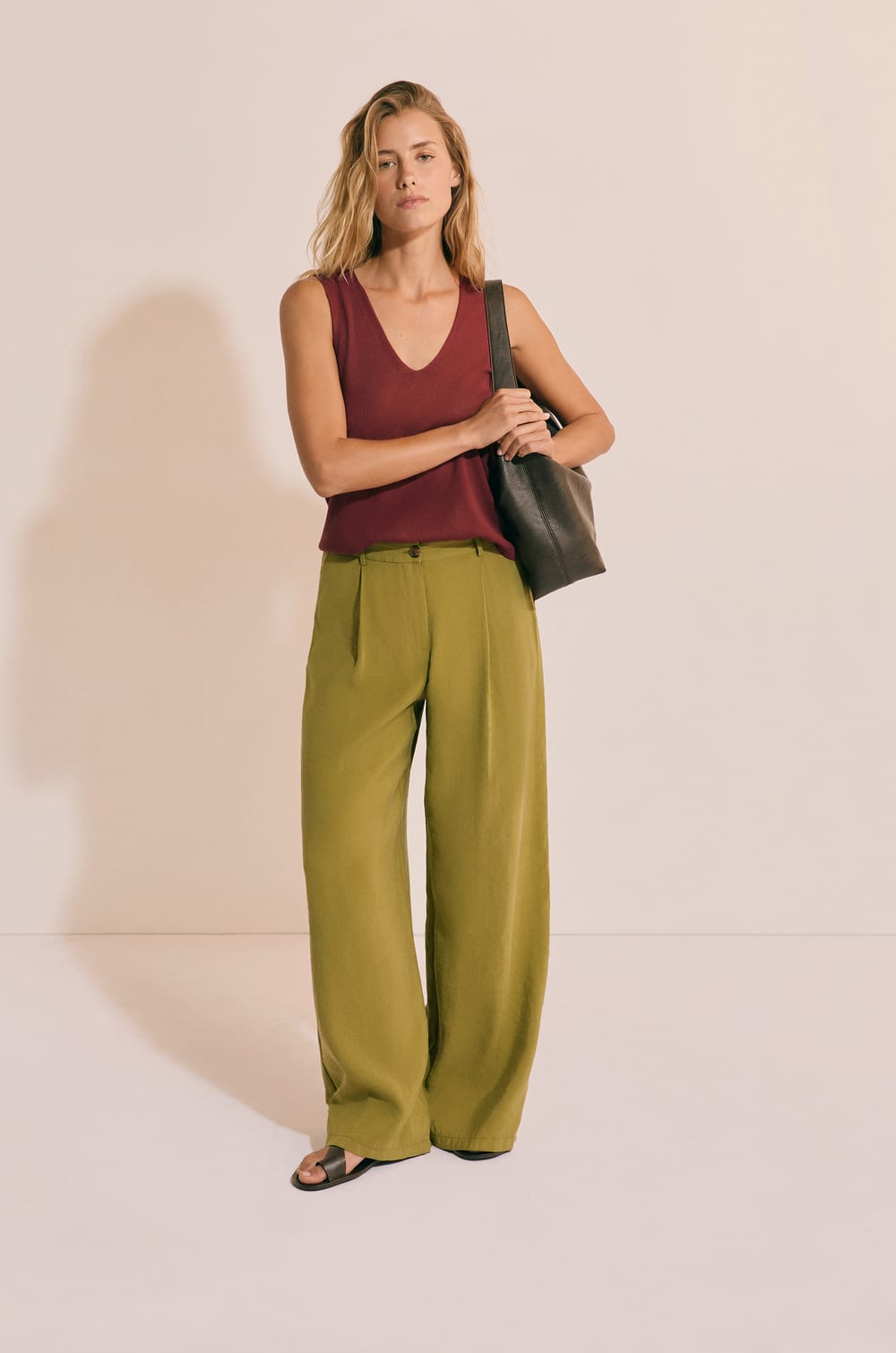 T-shirt sans manches col V;${refinementColor}