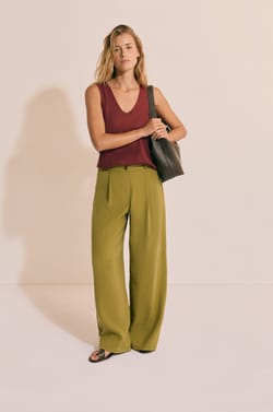 T-shirt sans manches col V;${refinementColor}