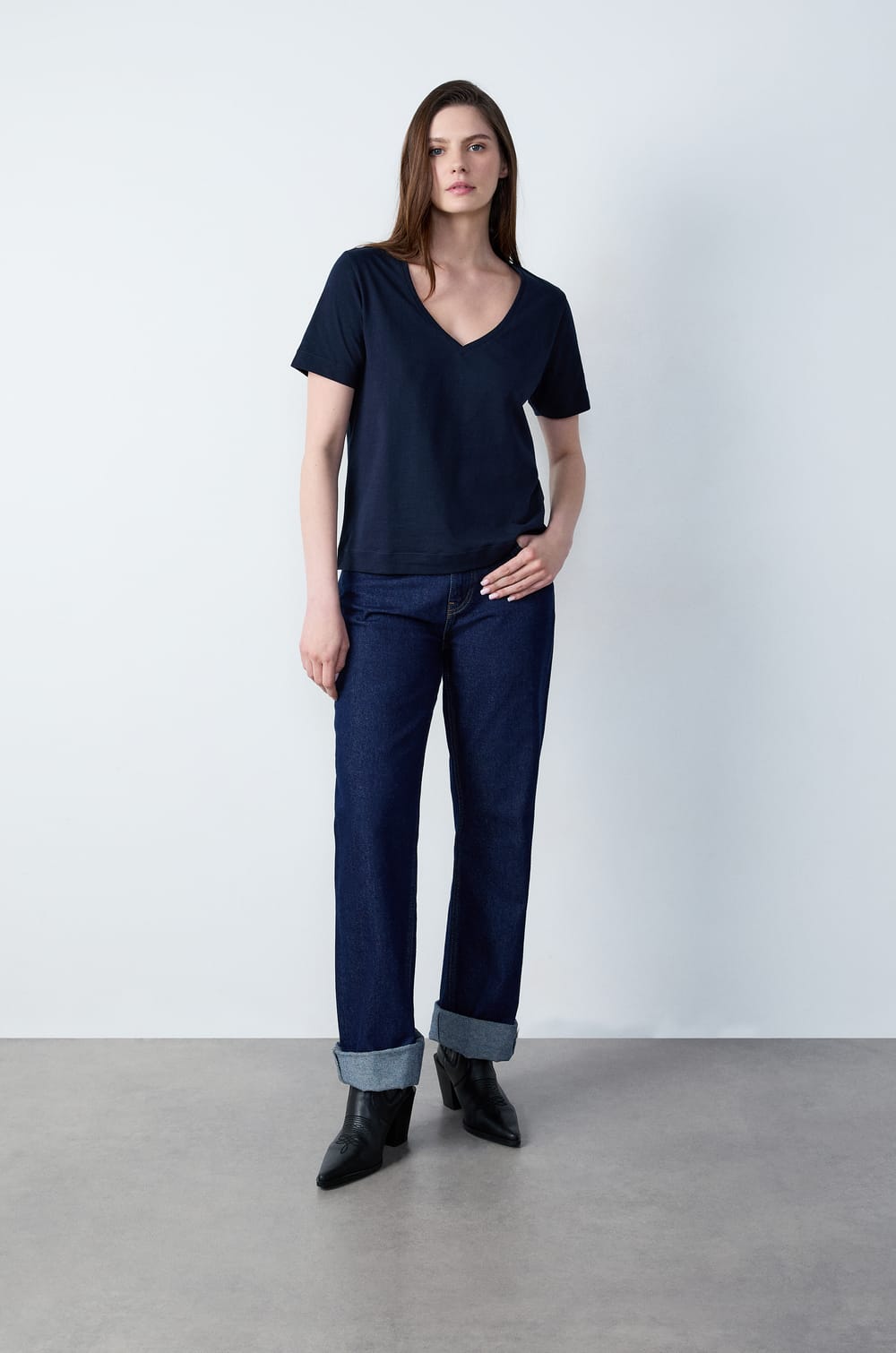 Short-sleeved V-neck T-shirt;${refinementColor}