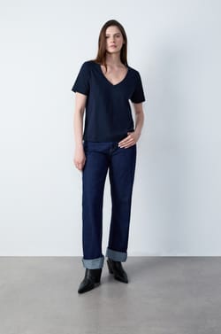 Short-sleeved V-neck T-shirt;${refinementColor}