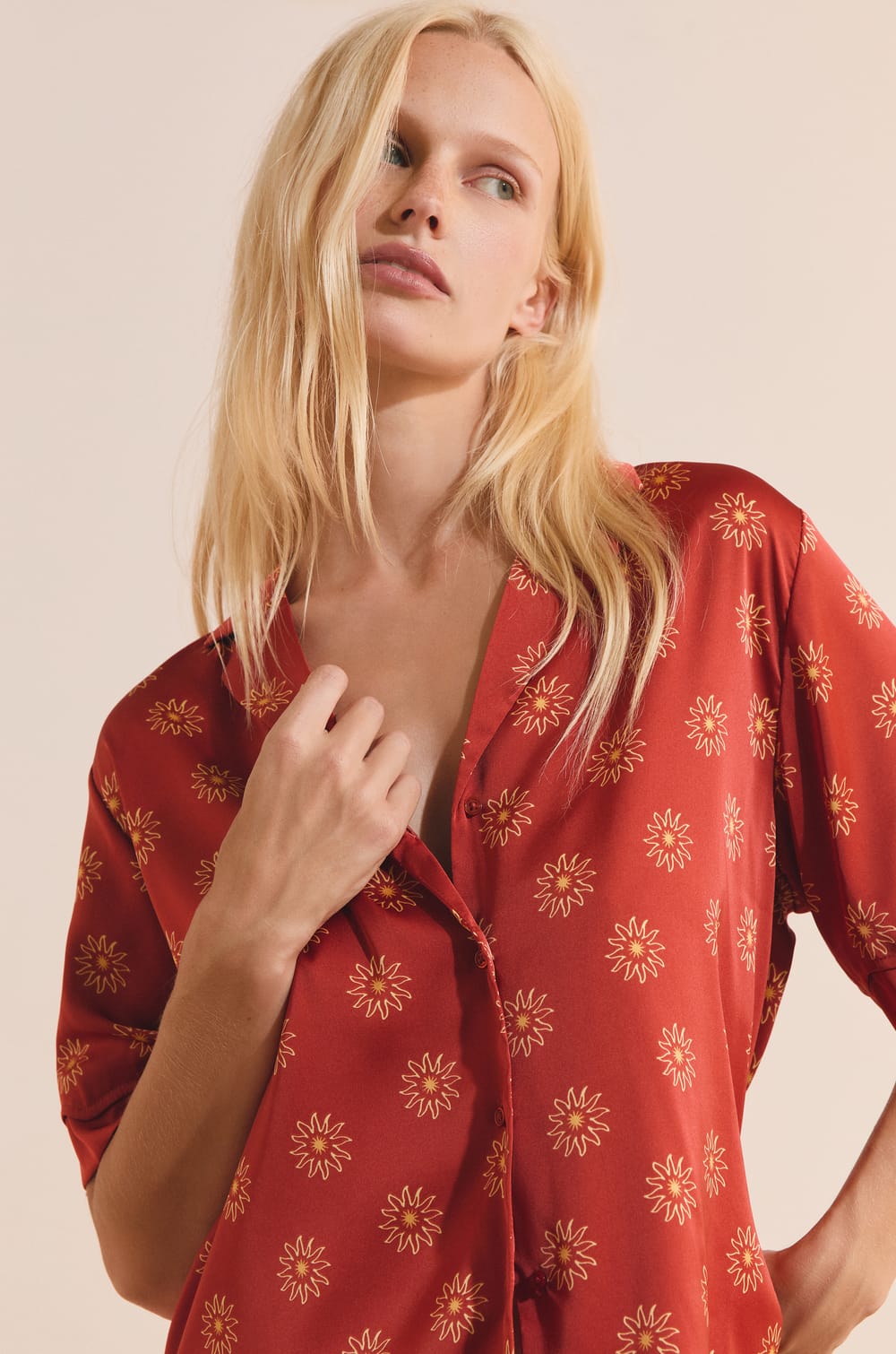 Chemise de pyjama &agrave; motifs fleurs satin&eacute;;${refinementColor}