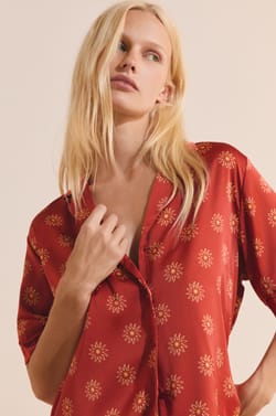 Chemise de pyjama &agrave; motifs fleurs satin&eacute;;${refinementColor}
