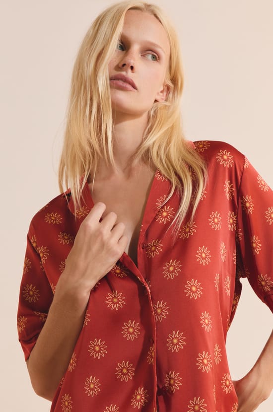 Chemise de pyjama &agrave; motifs fleurs satin&eacute;;${refinementColor}