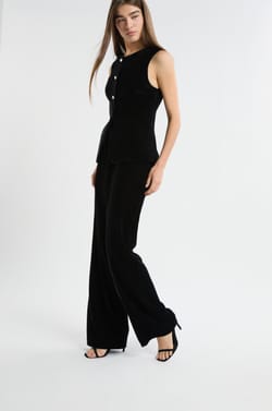 Pantalón corte ancho;${refinementColor}