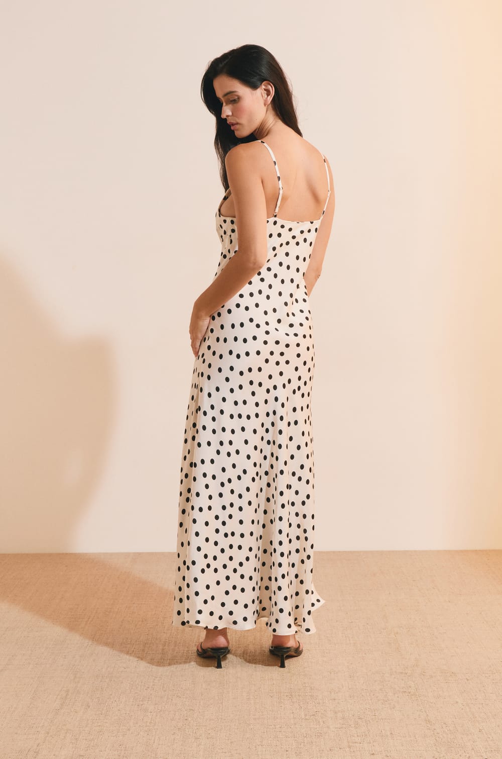 Robe longue &agrave; fines bretelles &agrave; pois;${refinementColor}