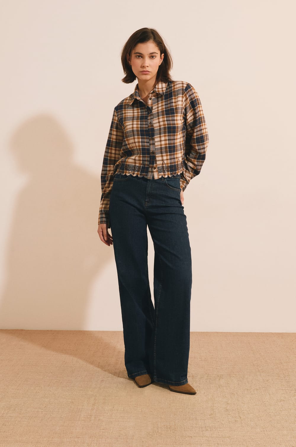 Chemise courte &agrave; carreaux avec broderies;${refinementColor}