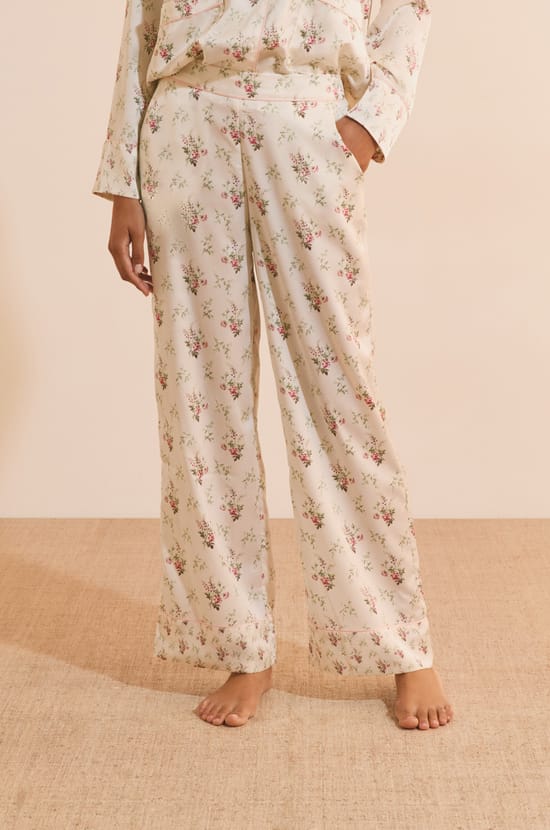 Pantalon de pyjama &agrave; fleuris satin&eacute;;${refinementColor}