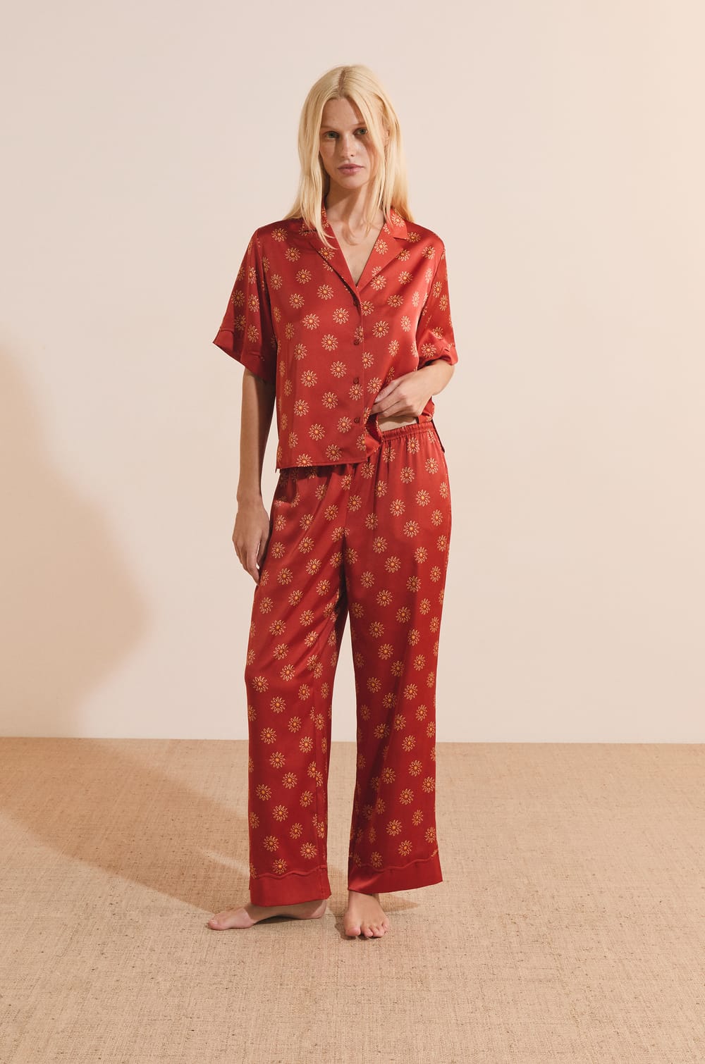 Pantalon de pyjama &agrave; motifs fleurs satin&eacute;;${refinementColor}