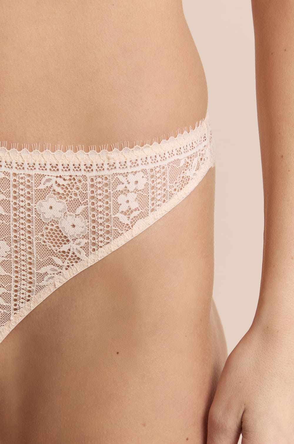 Tanga en dentelle;${refinementColor}