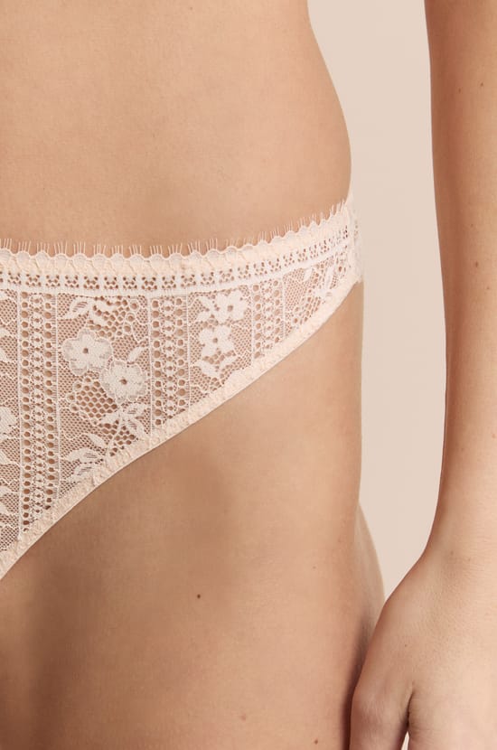 Majtki typu tanga z koronką;${refinementColor}