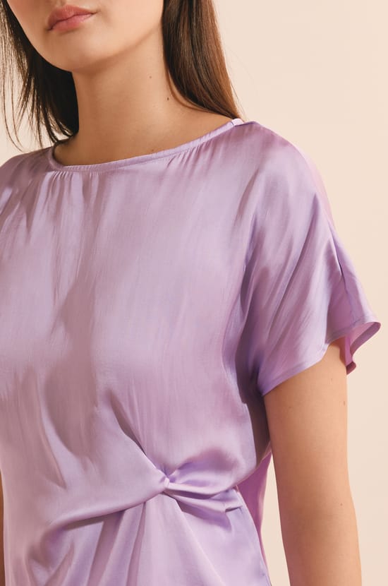 T-shirt drap&eacute; avec n&oelig;ud satin&eacute;;${refinementColor}