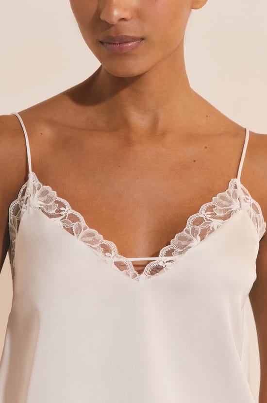 Caraco de pyjama satin&eacute; avec d&eacute;tail en dentelle;${refinementColor}