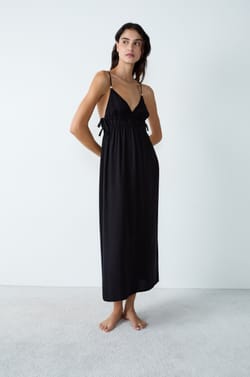 Nuisette longue à fines bretelles;${refinementColor}